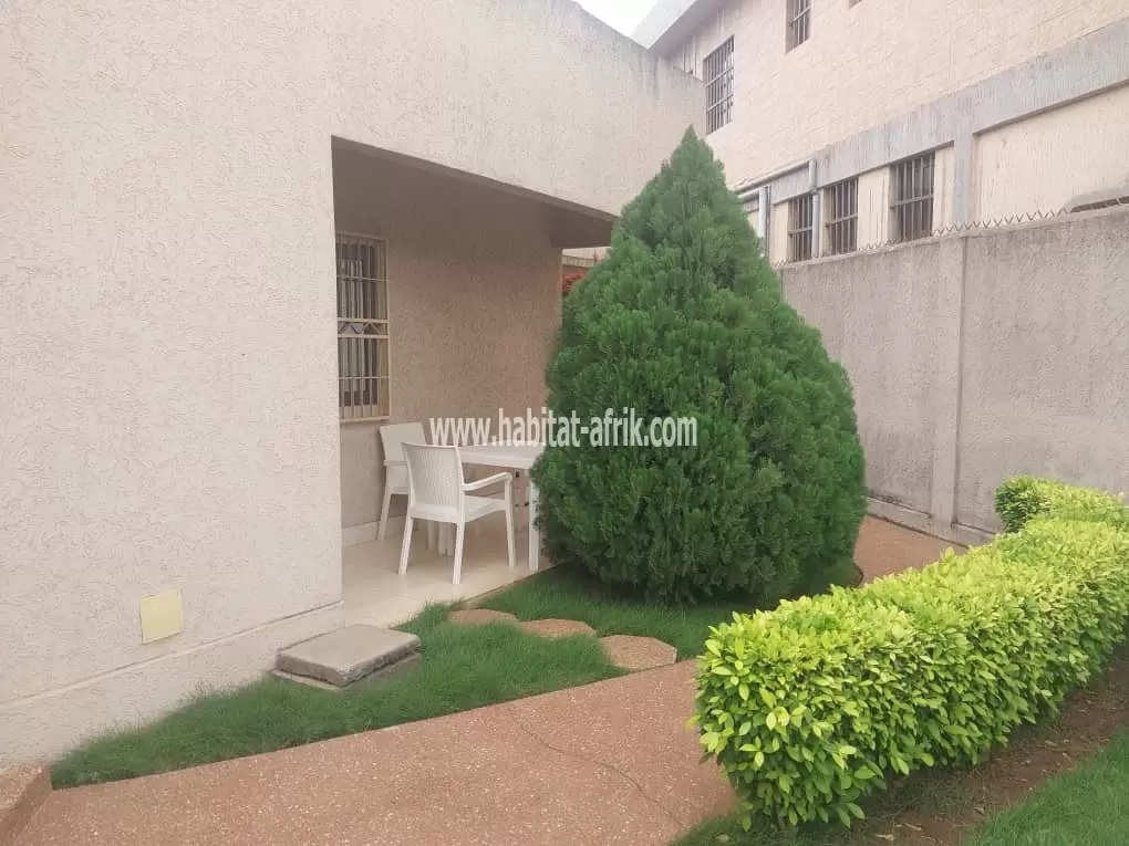 Je mets en location une villa de cinq (5) chambres salon autonome avec jardin à Hedzranawoe awoudja lome togo