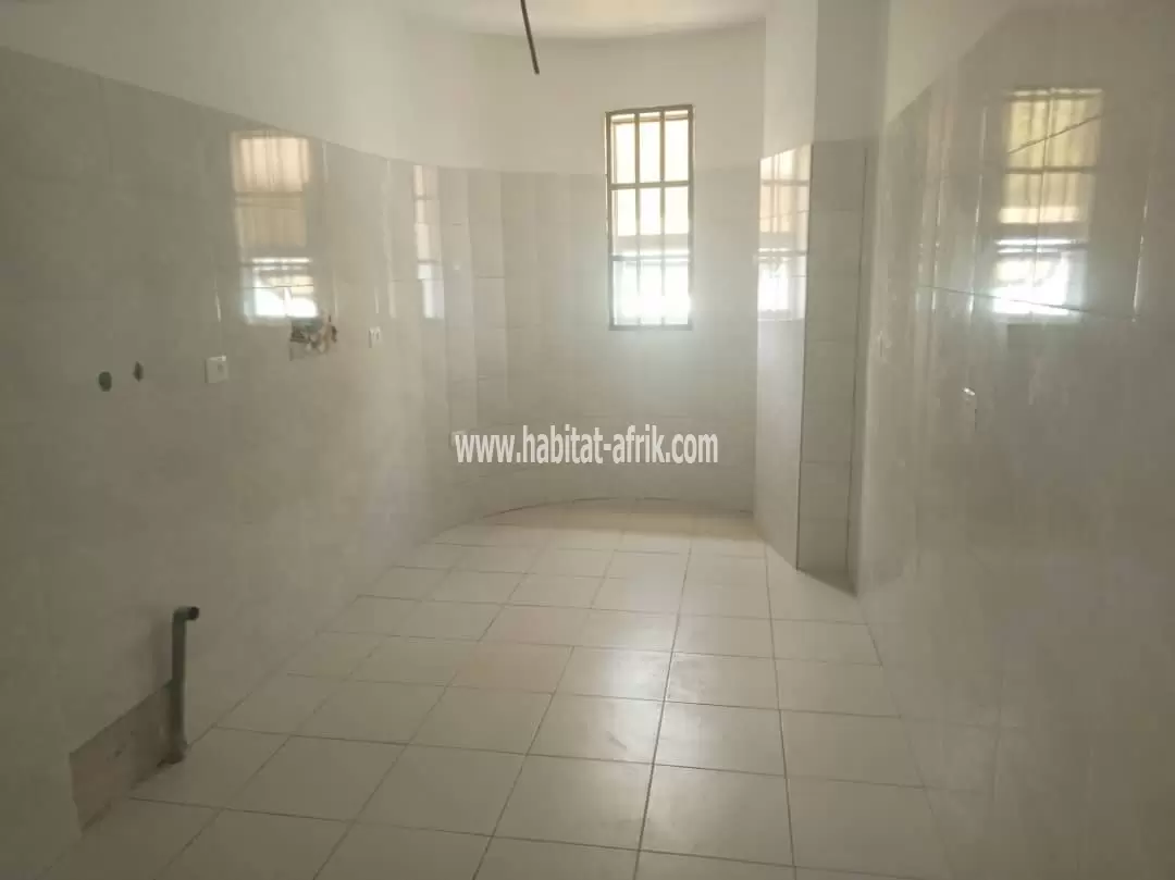 Je mets en location un immeuble de 10 chambres salon autonome a agoe réserve 100m du goudron lome togo