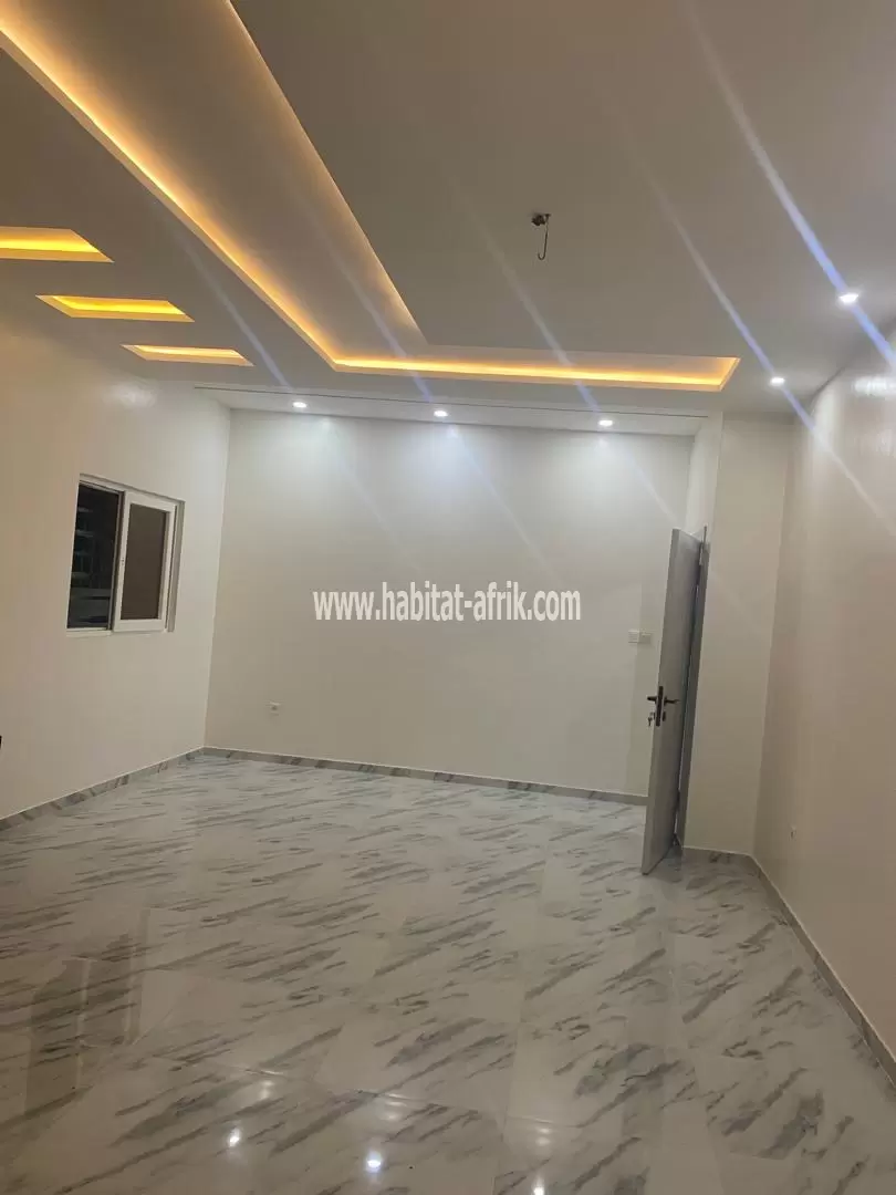 Je mets en vente une villa avec piscine a kegue stade de 5 chambres 2salon lome Togo 