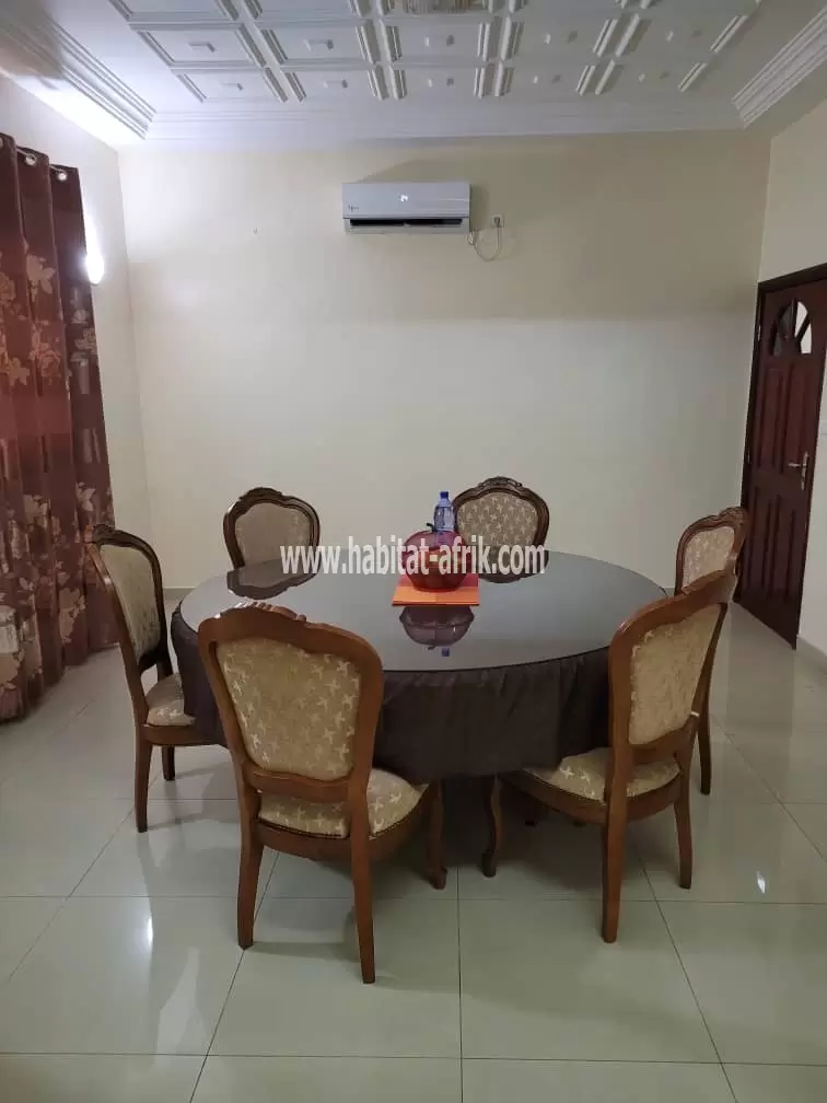 Je mets en location un logement meublé de 3 chambres salon avec jardin situé dans la localité de djidjole au bord du pave lome togo