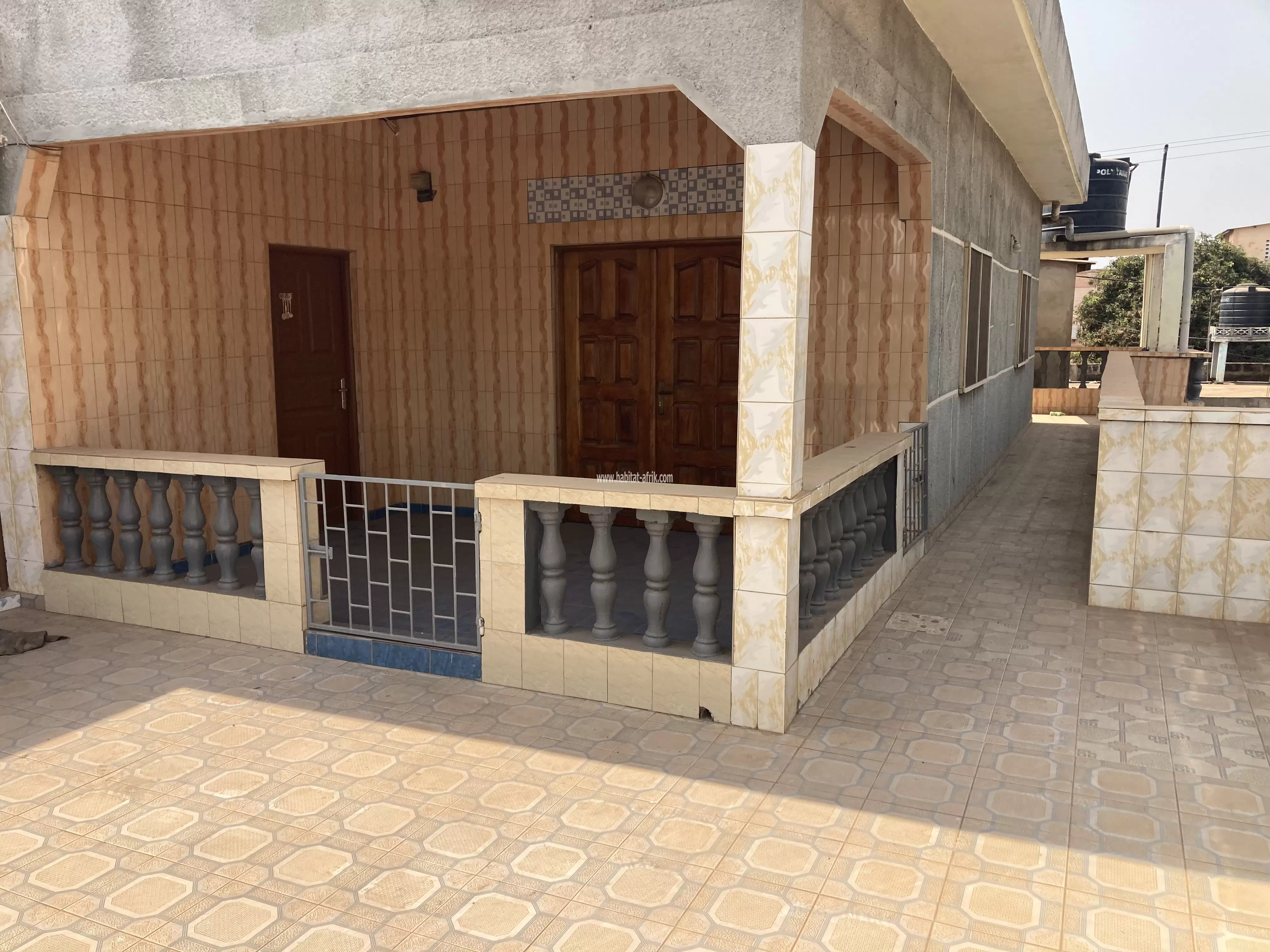 Je mets en location un appartement anglais cour unique a l’étage de 2 chambres salon wcd cuisine terrasse balcon paillote derrière la foire togo2000 lycée technique atsiegou lome togo