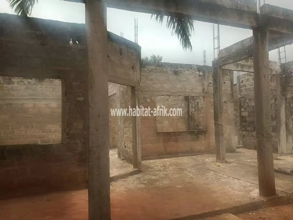 Je mets en vente une maison inachevée de 3 chambres salon dépendance à adidogome logote marché lome togo