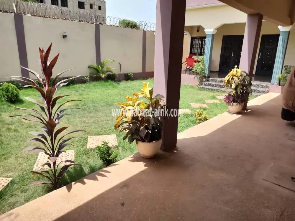 Je mets en location une villa meublée de deux chambres salon jardin a adidogome logote 150m du goudron lome togo