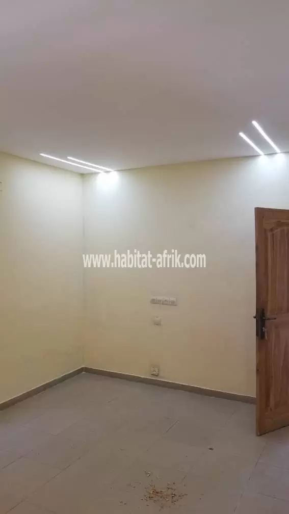 Je mets en vente une villa de 2 chambres salon et 2 dépendances sur une parcelle de demi lot pres de la TDE AGOE CACAVELI Lome Togo