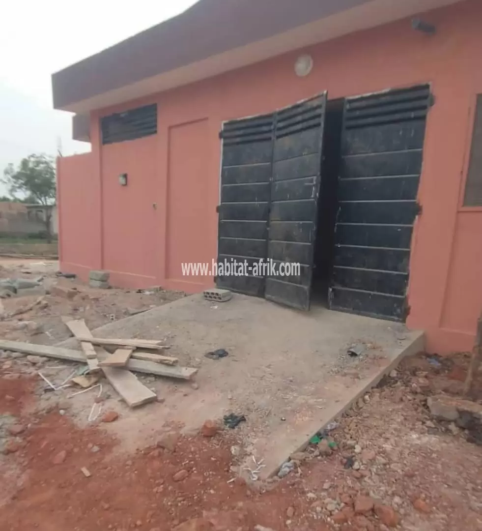 Je mets en location une villa cour unique de 2 chambres salon a kegue klobatem lome togo
