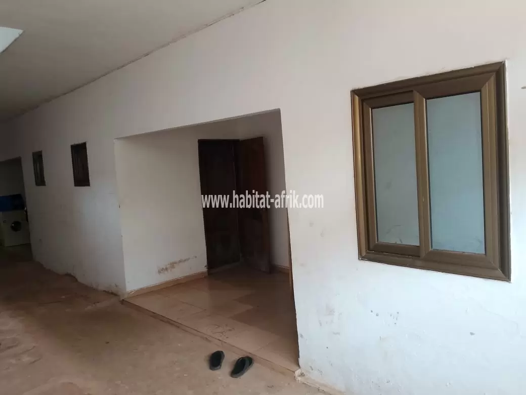 Je mets en location un appartement de chambre salon douche wc cuisine interne a l’étage situé a Kegué lome togo