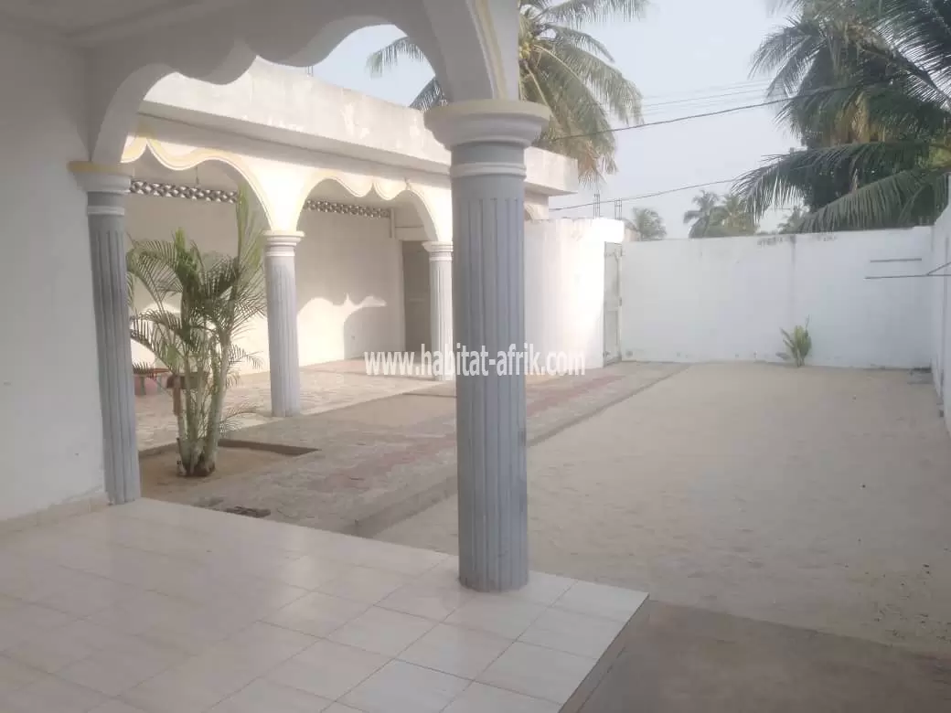 Je mets en vente une villa de 3 chambres salon sur demi lot a agbavi 50m du goudron lome togo