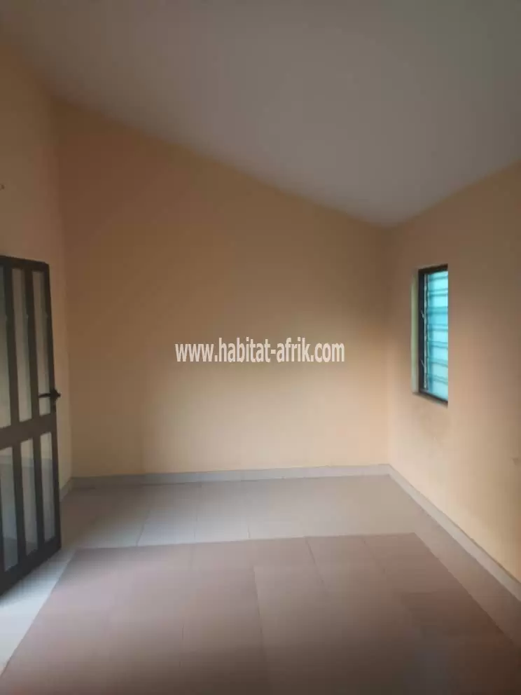 Je mets en vente une villa duplex de 05 chambres salon sur demi lot a adidogome lycée moderne lome togo