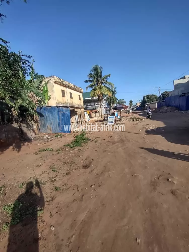 Je mets en vente une parcelle de terrain deux (02) lots collé clôturé a agoe 2lions lome togo