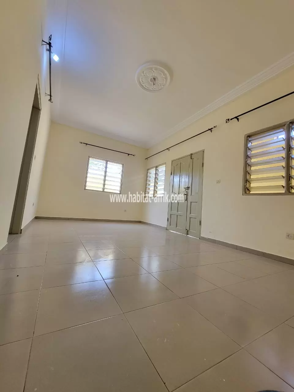Je mets en location une cour unique de chambre salon pas de garage a adidogome Amadanhome lome togo