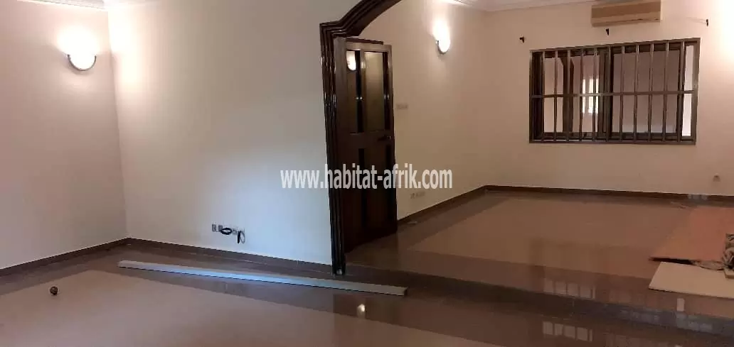 Je mets en location une villa duplex de 4 chambres salon autonome à cito aéroport lome togo
