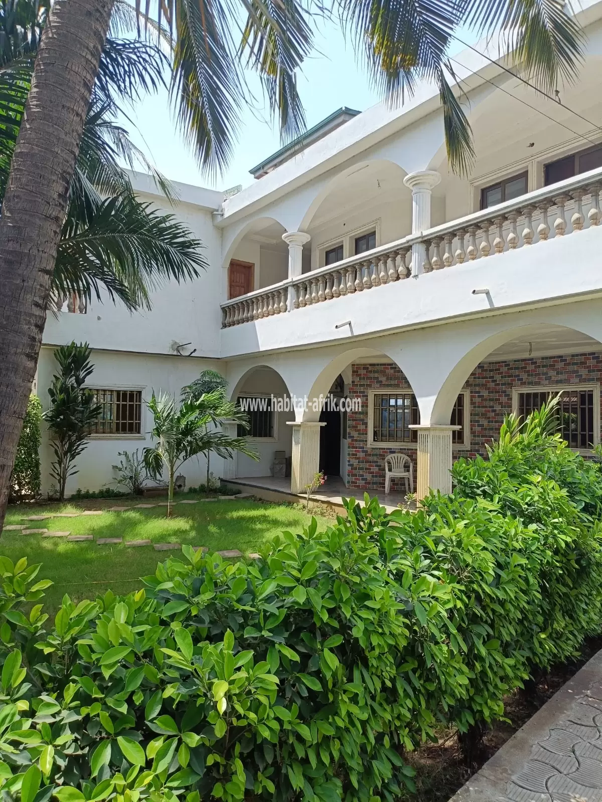 Je mets en location une villa triplex de 16 chambres salon autonome a BAGUIDA benome lome togo