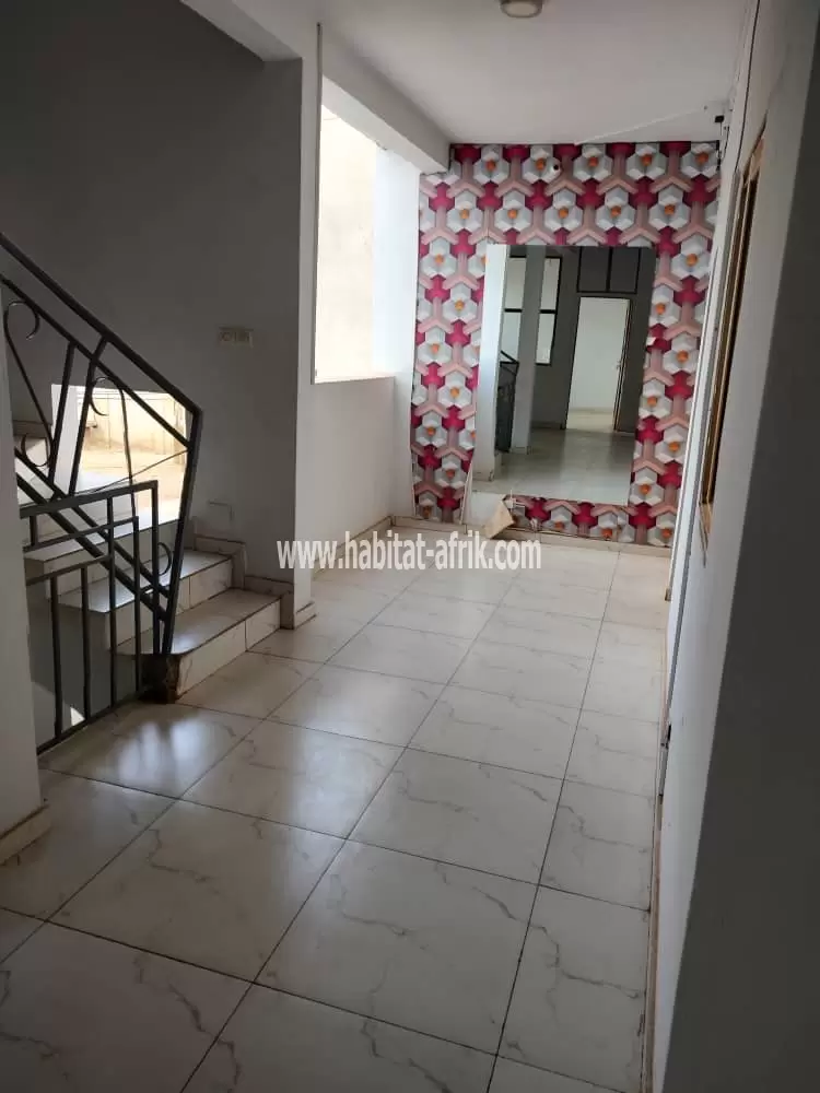 Je mets en location un immeuble de deux niveaux à Avedji limousine lome Togo 