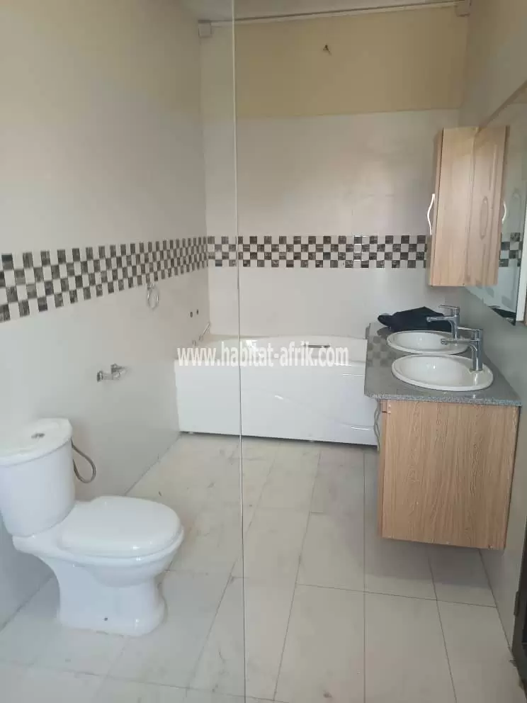 Je mets en location une villa duplex de 5 chambre salon autonome a Agoé lycée lome togo