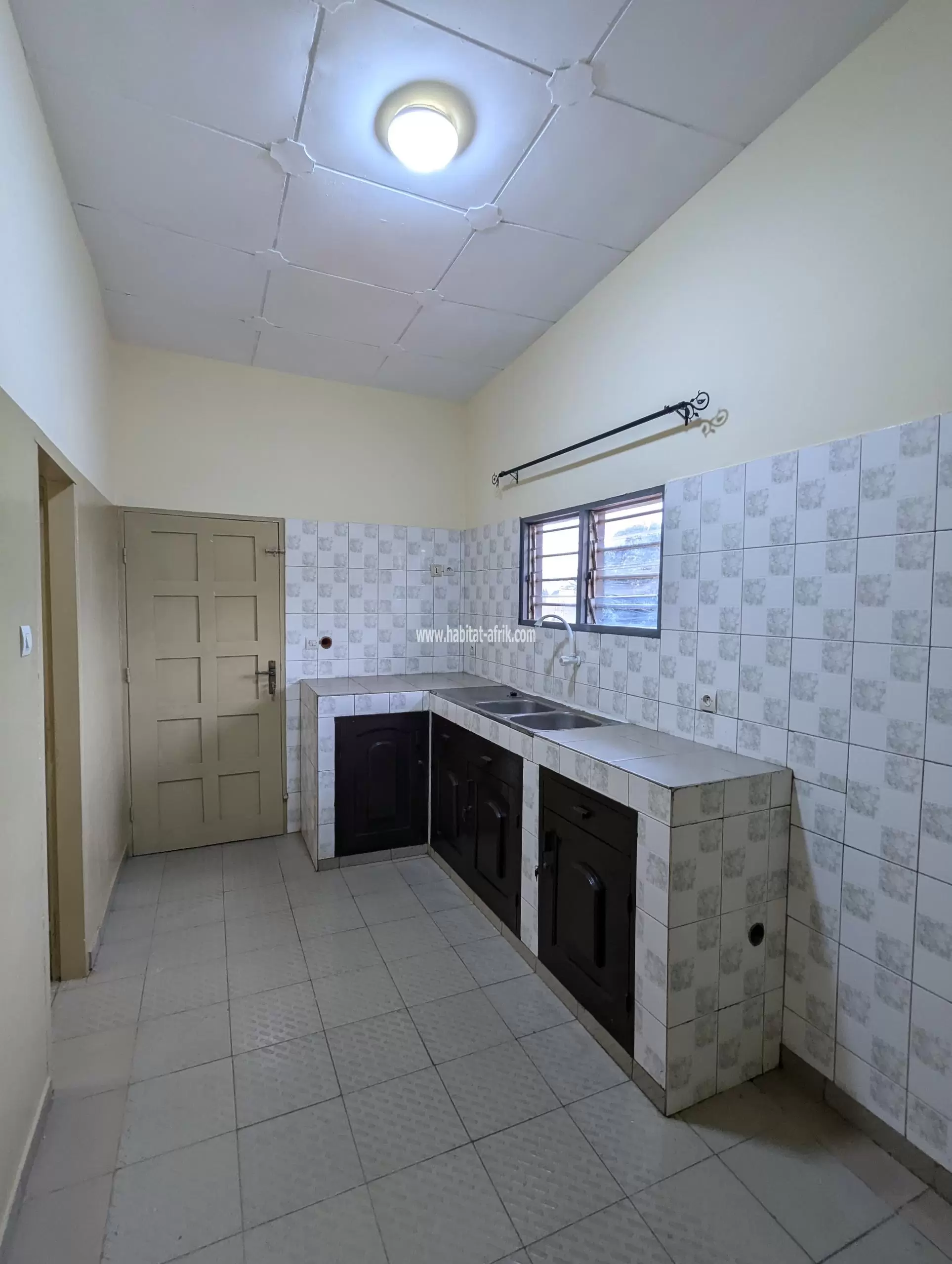 Je mets en location une villa cour unique de 4 chambres salon wcd cuisine a tokoin CFAO MOTOR lome togo