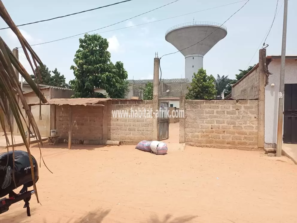 Je mets en vente une parcelle de terrain demi lot avec 2 fois une pièce située à adidogome sagbado CEG LOME TOGO