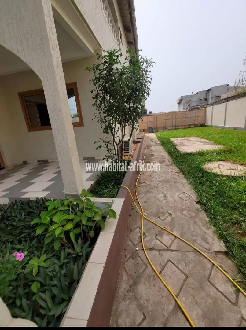 Je mets en location une splendide villa meublée avec jardin de 4 chambres salon équipée située à BAGUIDA lome togo
