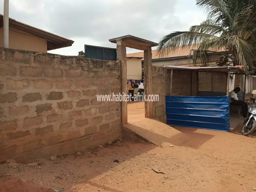 Je mets en vente une parcelle de terrain demi lot sur lequel est construite 3 fois chambre salon situé à vakpossito lome togo