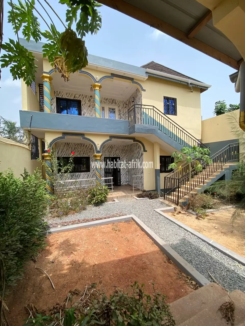Je mets en location une villa a etage de 4 chambres 02 salons a adidogome sagbado lome togo