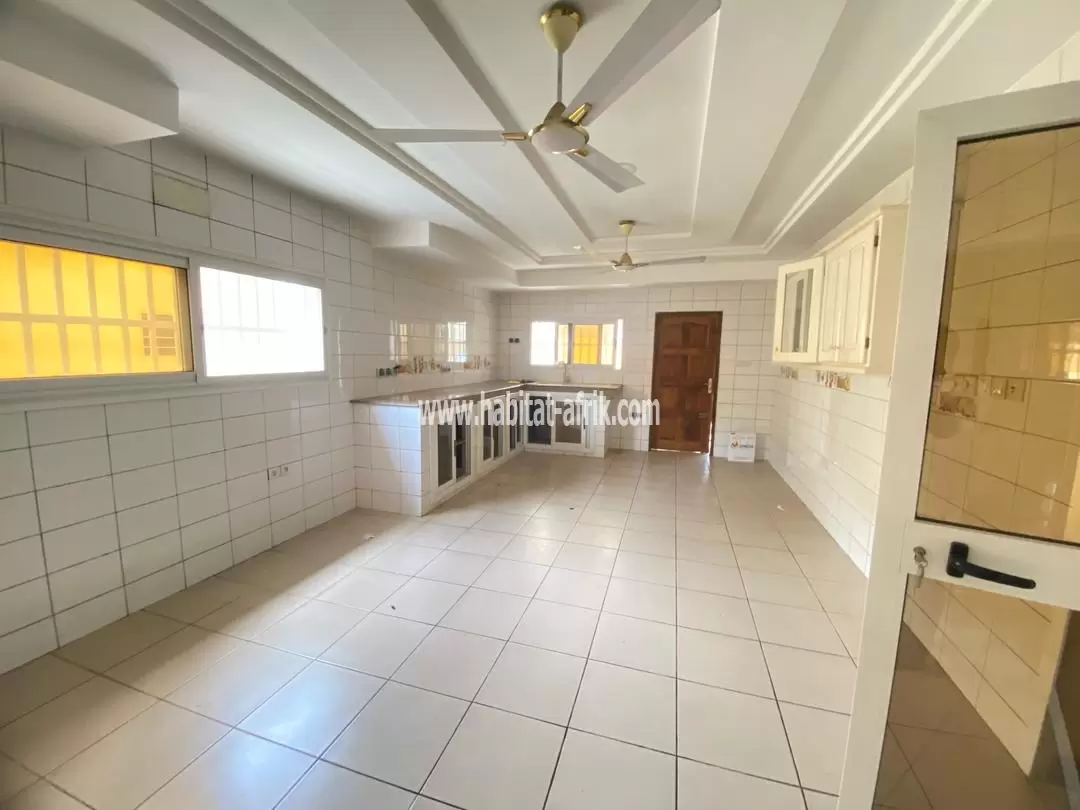 Je mets en location une grande villa avec jardin piscine 04 chambres plus 03 dépendance à GTA lome togo