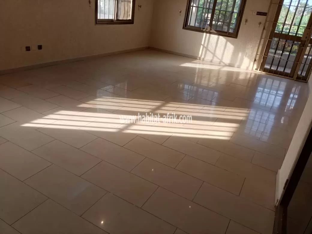 Je mets en location une villa de 04 chambres salon dwc cuisine a adidogome wognome zion to lome togo