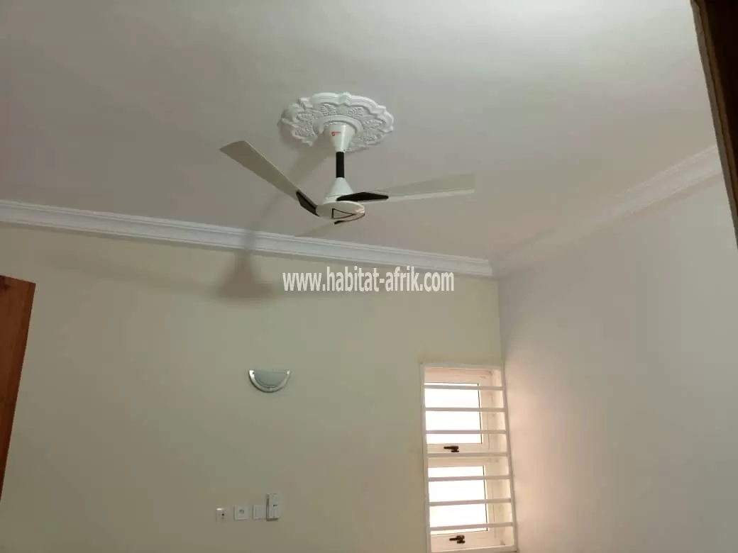 Je mets en location une appartement de 3 chambres salon dwc cuisine propre a zanguera sur la route qui mène  vers gaz lome togo