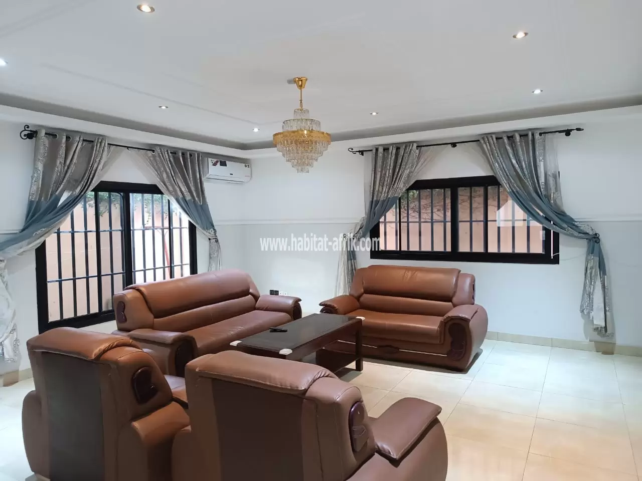 Je mets en location une villa de 6 chambres 3 salon 1 dépendance et piscine à BAGUIDA lome togo