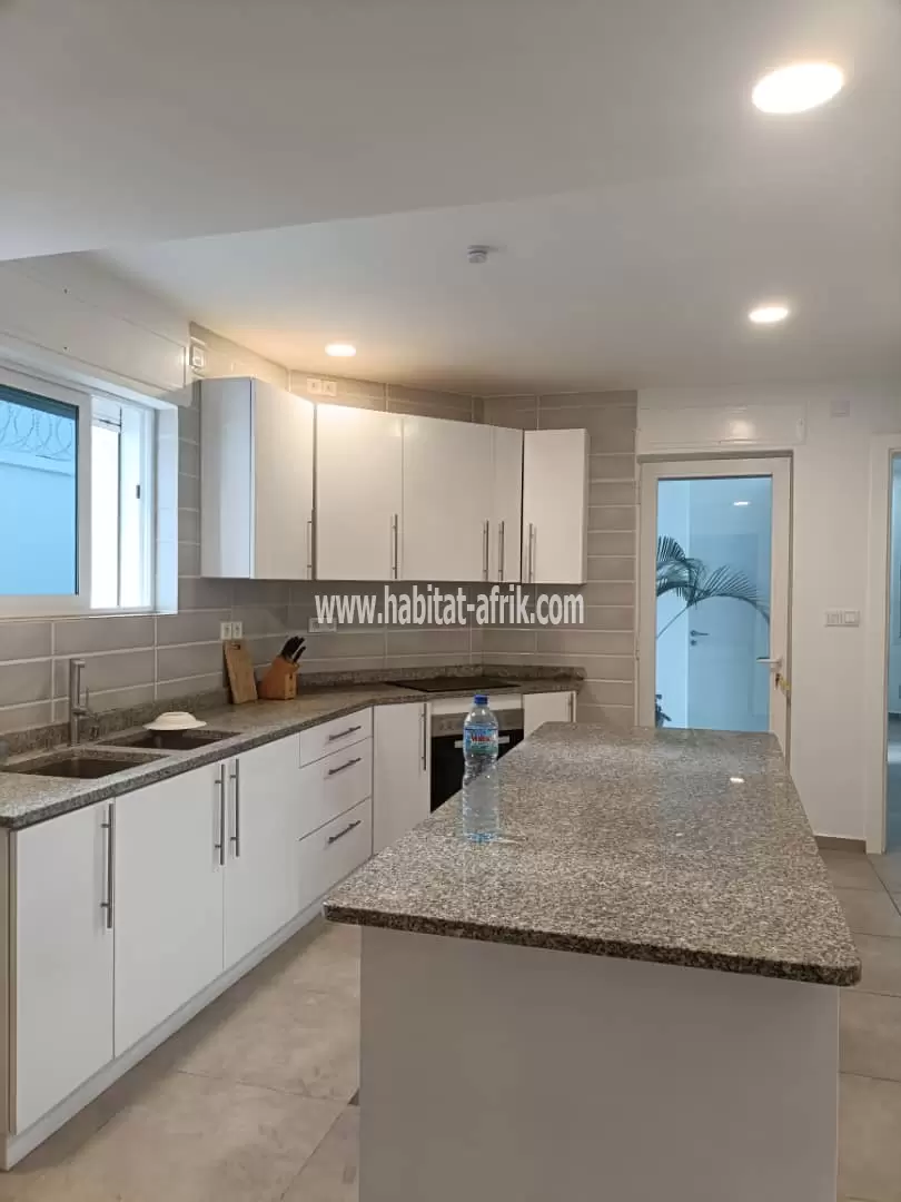 Je mets en location une villa duplex avec piscine de 5 chambres salon et une dépendance à kodjoviakope lome togo