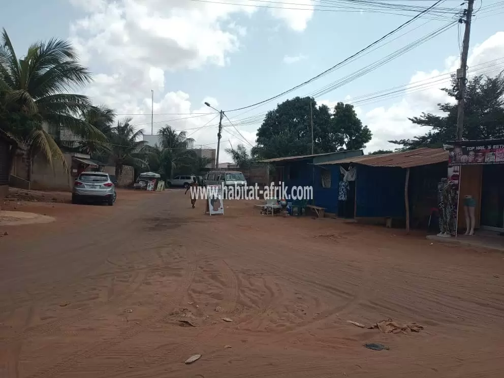 Je mets en vente une parcelle de terrain un lot (3/4) soit 1050 mètres carrés situé à adidogome Amadanhome cap Lomé Togo 