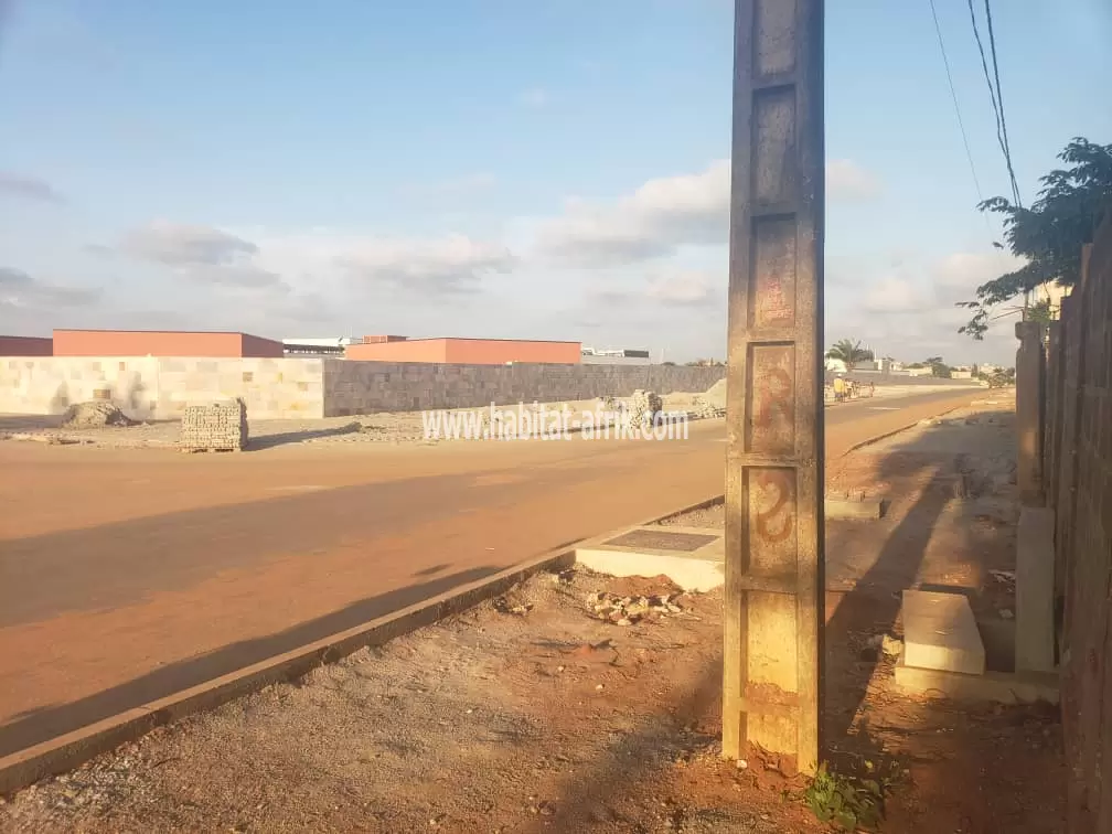 UNE HYPER ET BONNE AFFAIRE   GRANDE PARCELLE AVEC TITRE FONCIER PERSONNEL AU BORD DES NOUVEAUX GOUDRONS À VENDRE À CALAVI ZOCA HÔPITAL DE RÉFÉRENCE.