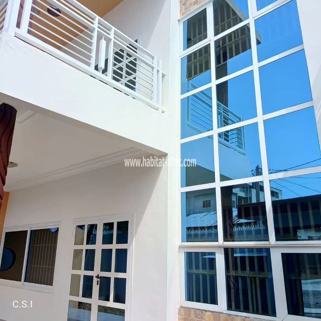 VILLA DUPLEXE TRÈS HAUT STANDING AVEC TITRE FONCIER PERSONNEL À VENDRE À COTONOU AGLA VON FILAO NON LOIN DU PAVÉ.  Disponible en vente une très belle villa très haut standing de  6 chambres, 2 salons, 2 boyeries et 2 cuisines, chaque chambre avec sa douch