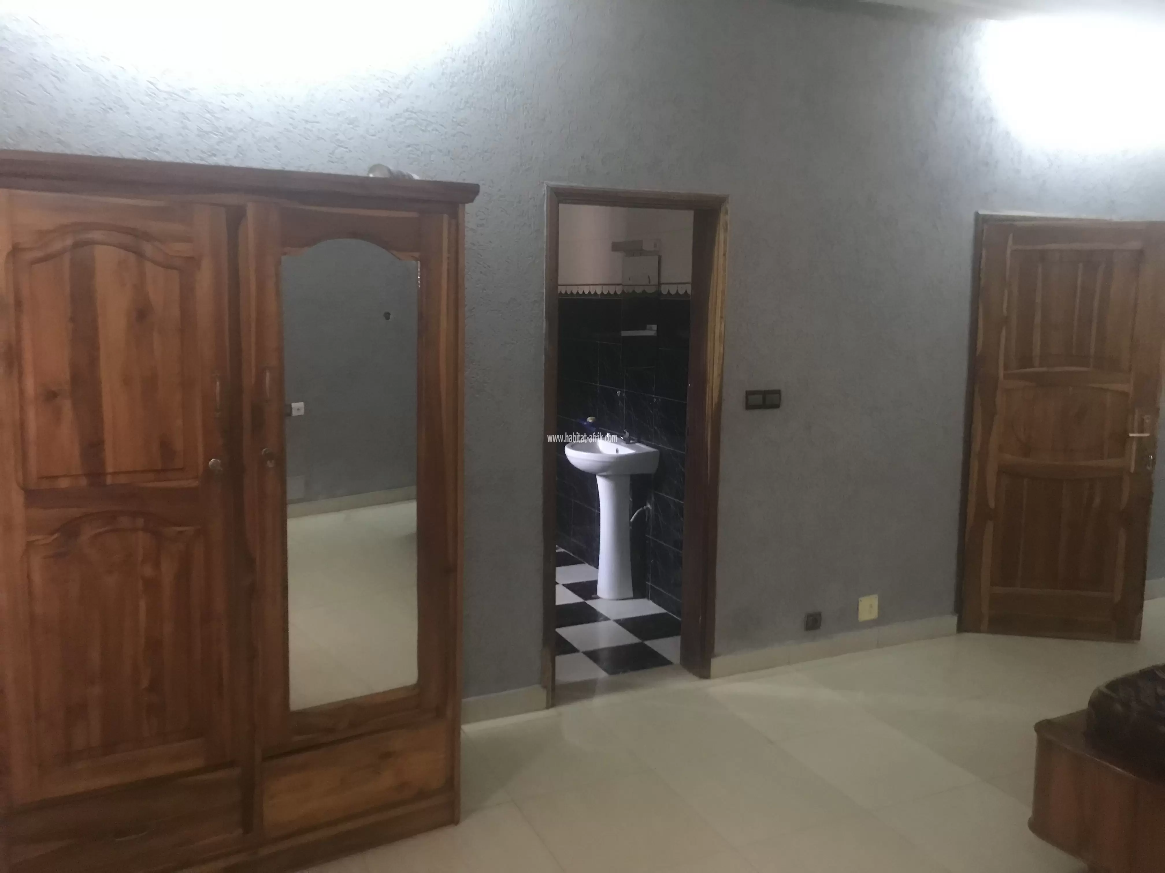 Je mets en location une maison meublée de quatre (4) chambres salon à atsiegou togo2000 à côté de la station d’essence fastar lome togo