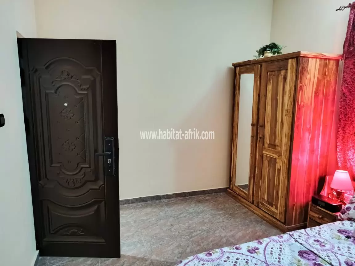 Je met en location une villa meublée cour unique de 03 chambre salon à agoè legbassito Lome-Tog