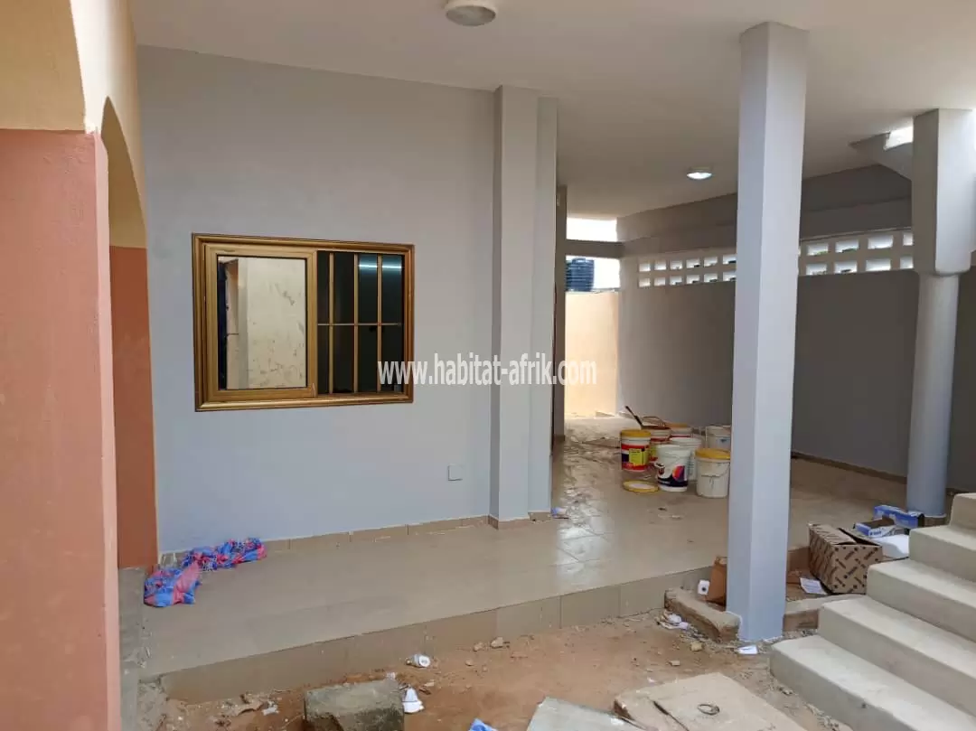 Je mets en location une villa de trois (3) chambres salon avec boutique a adidogome gbomame lome togo