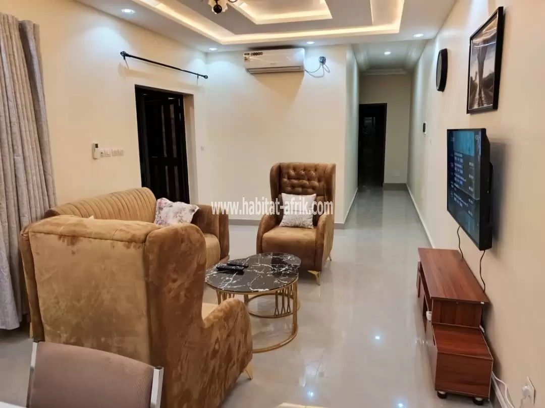 A louer appartement meublée cour unique à l’étage de 2 chambres salon à Avedji cito 200m du goudron lome togo 
