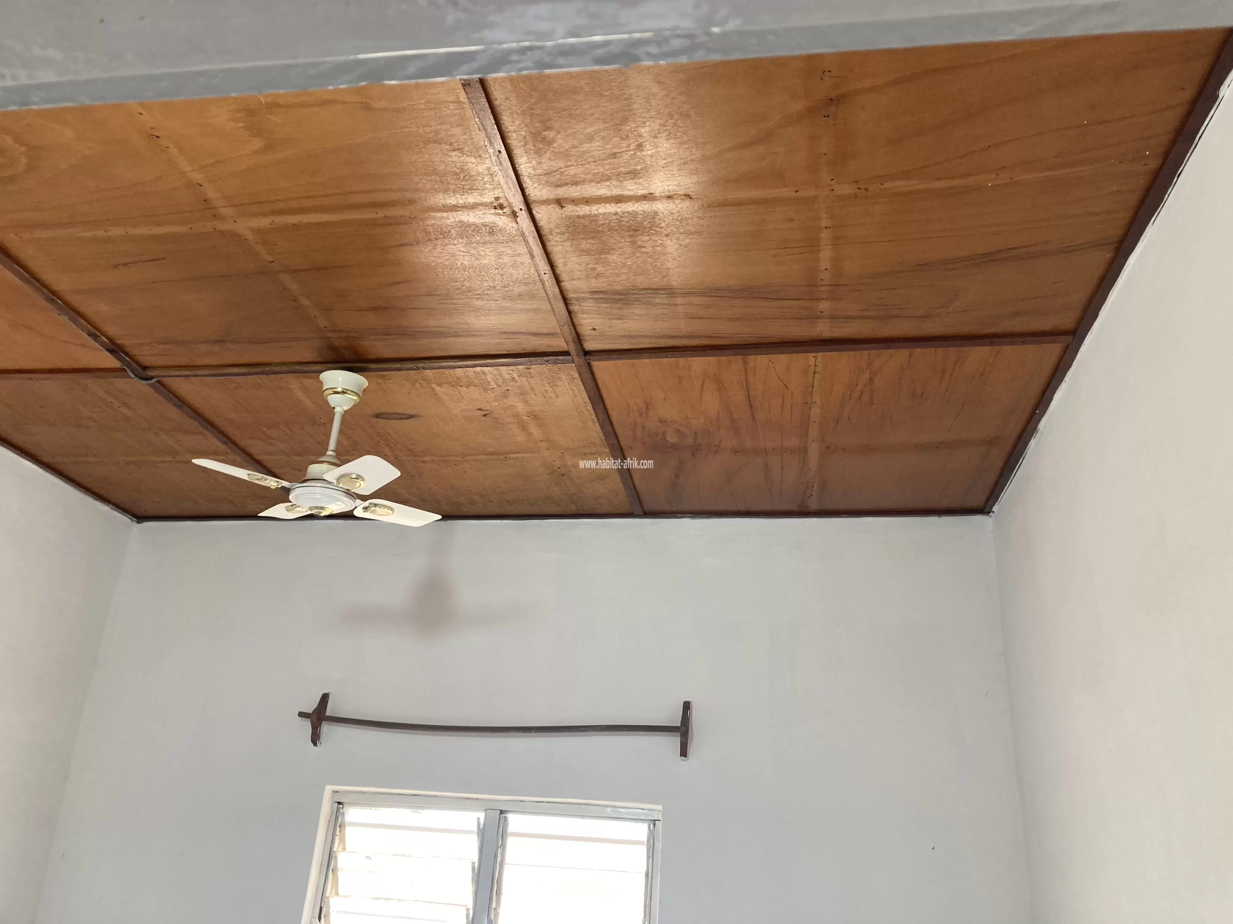 Je mets en location un appartement anglais cour unique a l’étage de 2 chambres salon wcd cuisine terrasse balcon paillote derrière la foire togo2000 lycée technique atsiegou lome togo