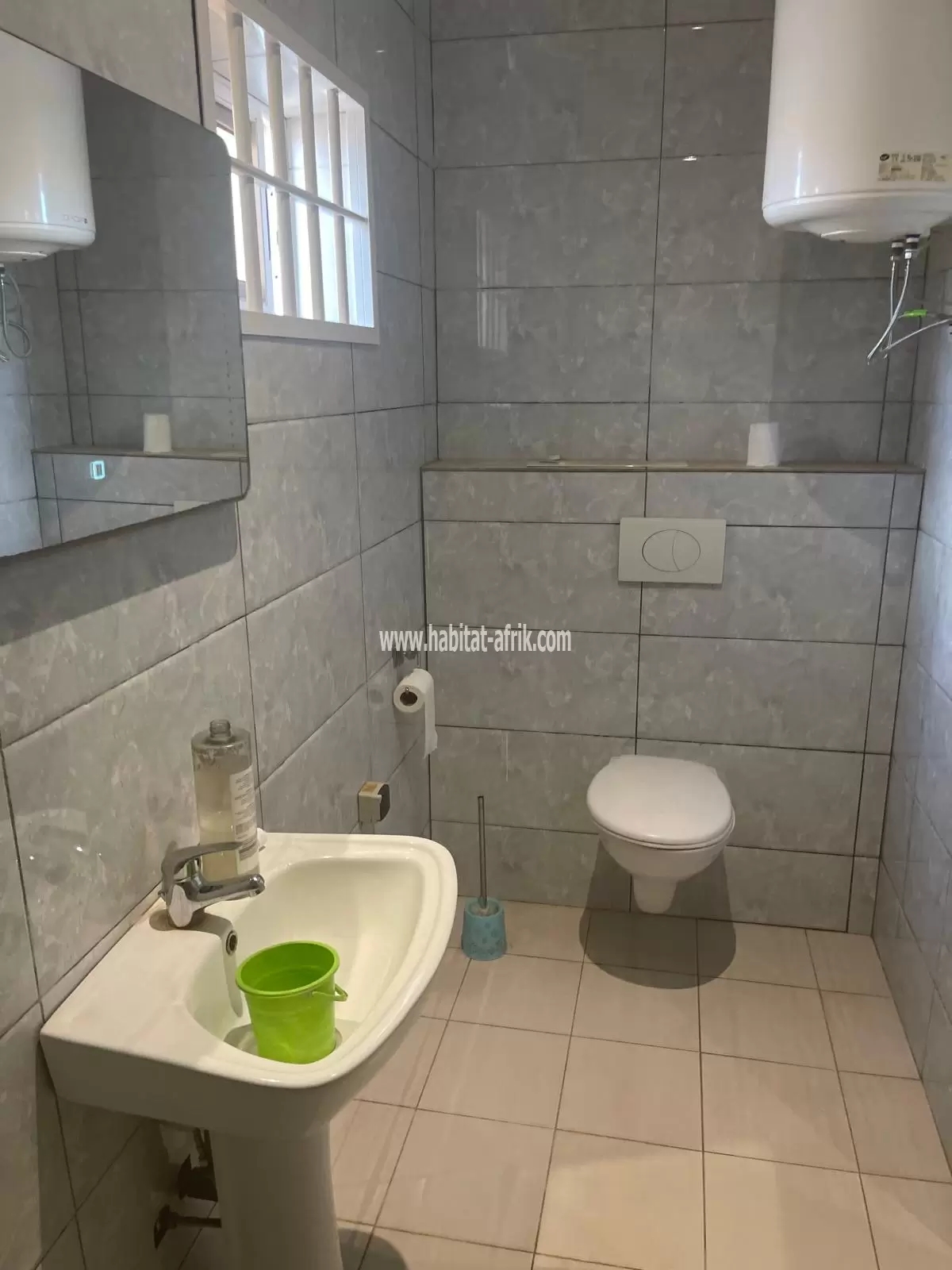 Je mets en vente une villa construite sur demi lot angle de rue dans la cité mokpokpo 2 chambres salon lome togo