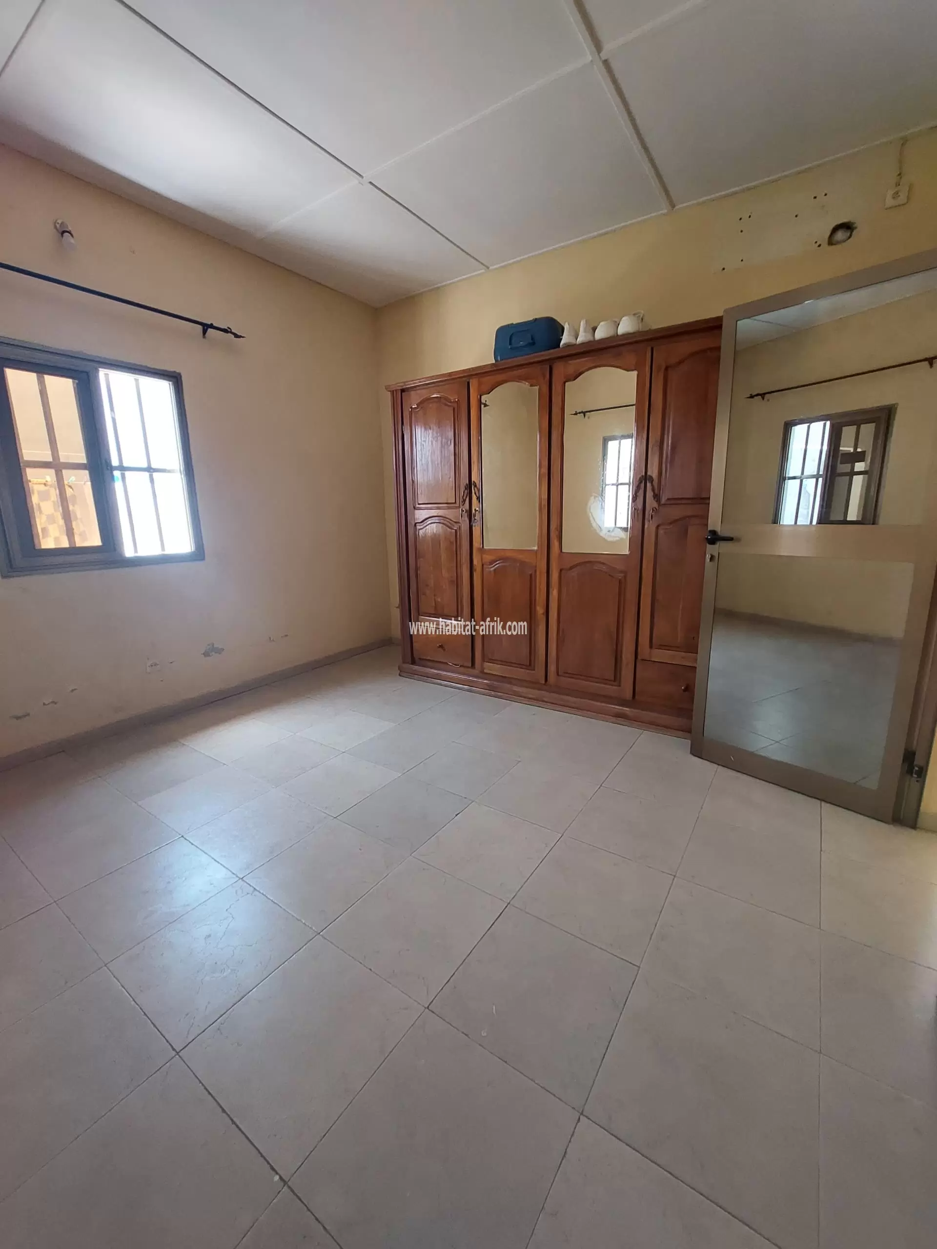 Cours unique 2 chambre salon 