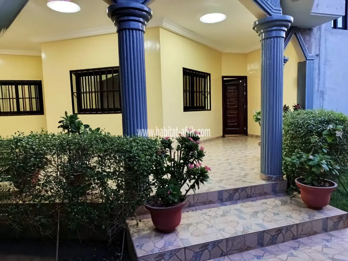 Je mets en location une villa meublée avec jardin de deux (2) chambres salon équipée au CEG Agoe kossigan lome togo 