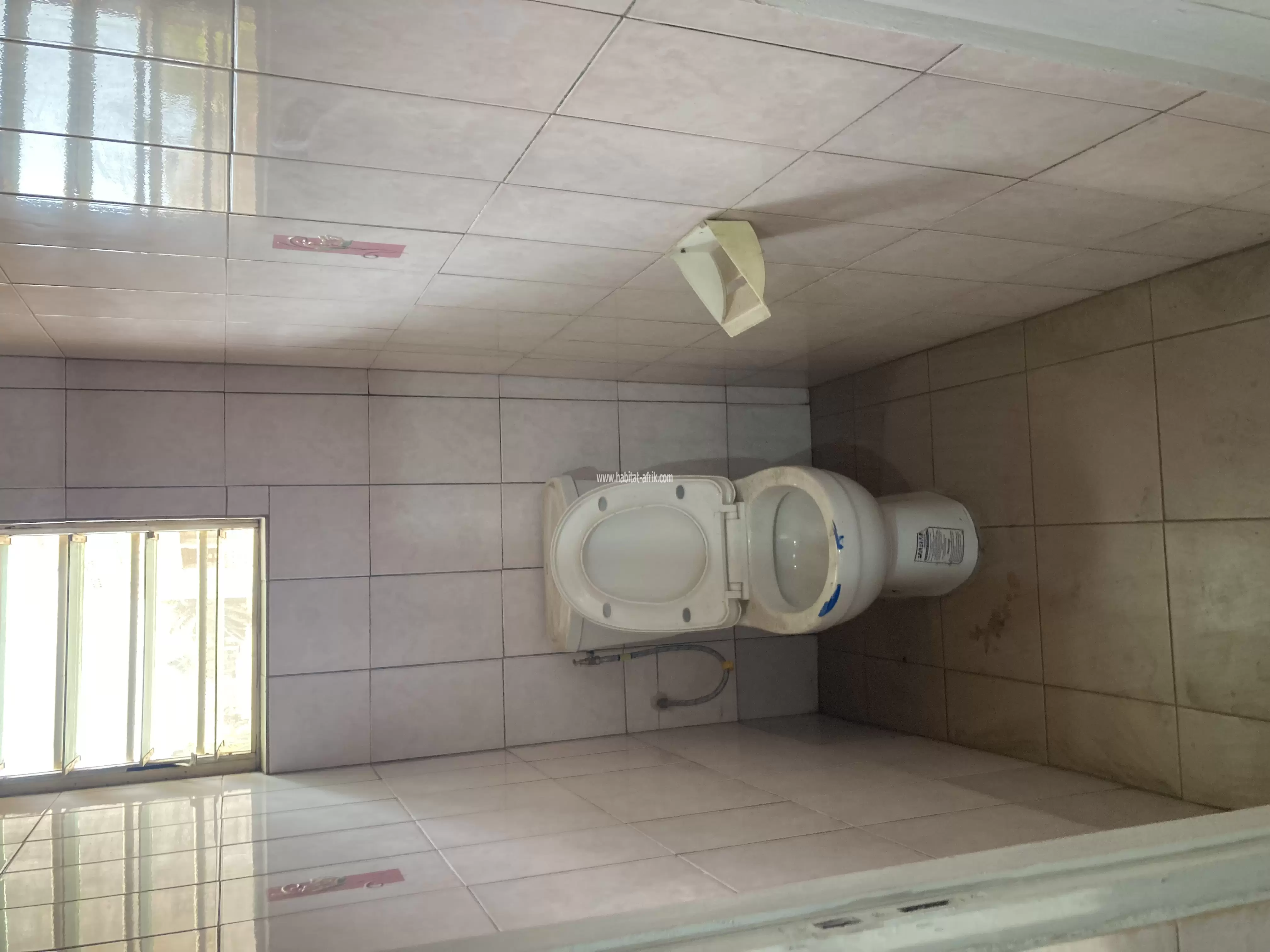 Je mets en location un appartement anglais cour unique a l’étage de 2 chambres salon wcd cuisine terrasse balcon paillote derrière la foire togo2000 lycée technique atsiegou lome togo