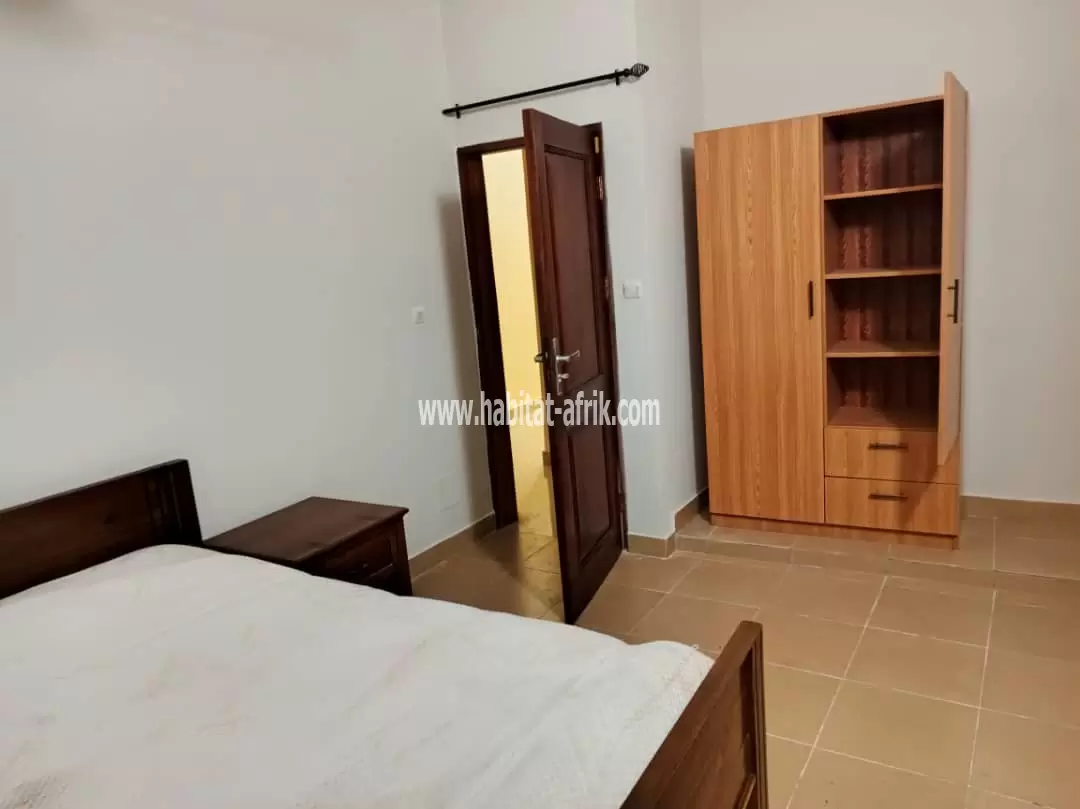 Je mets en location un appartement meublé de deux (2) chambres salon équipée scindé à l’étage situé à avedji cito 100m du goudron Lome togo 