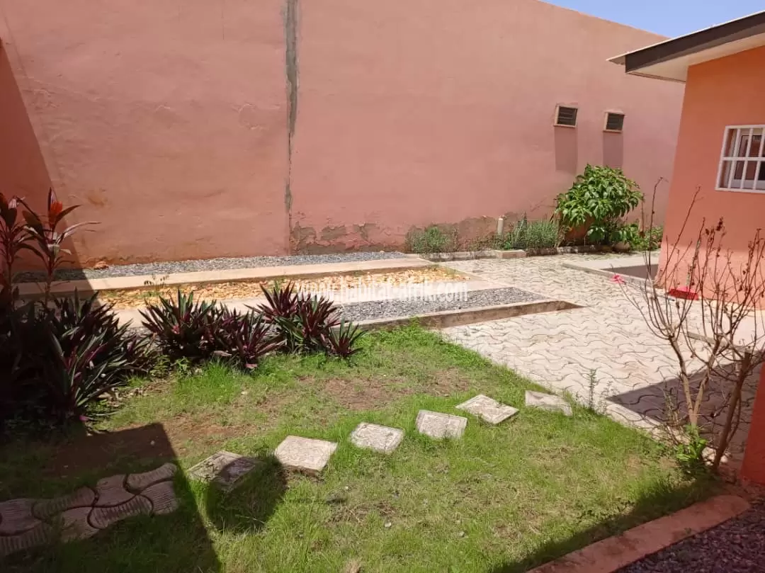 Je mets en location une mini villa meublée de deux (2) chambres salon équipée avec jardin situé à adidogome cité mokpokpo lome togo 