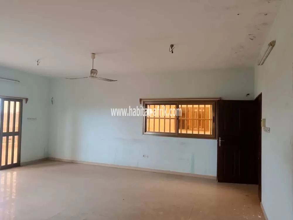 A louer appartement l’etage R+2 de 3 chambres salon à nyekonakpoe lome togo 