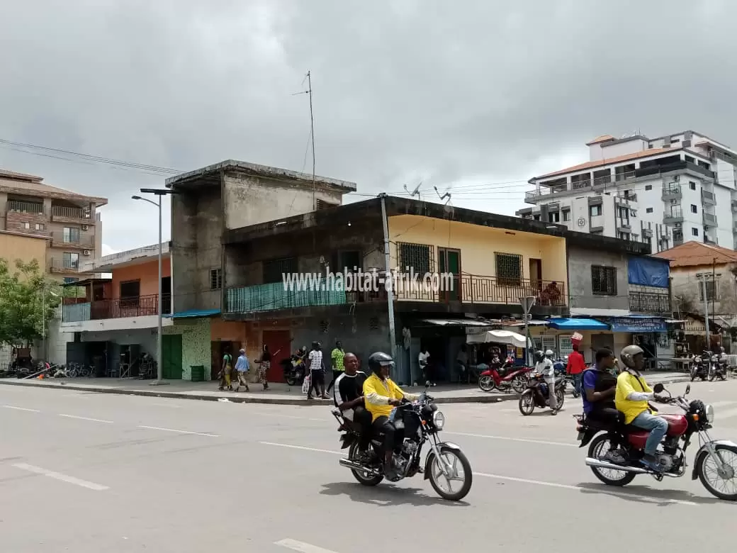 IMMEUBLE locatif R+1 au bord du goudron à JONCKET Cotonou 