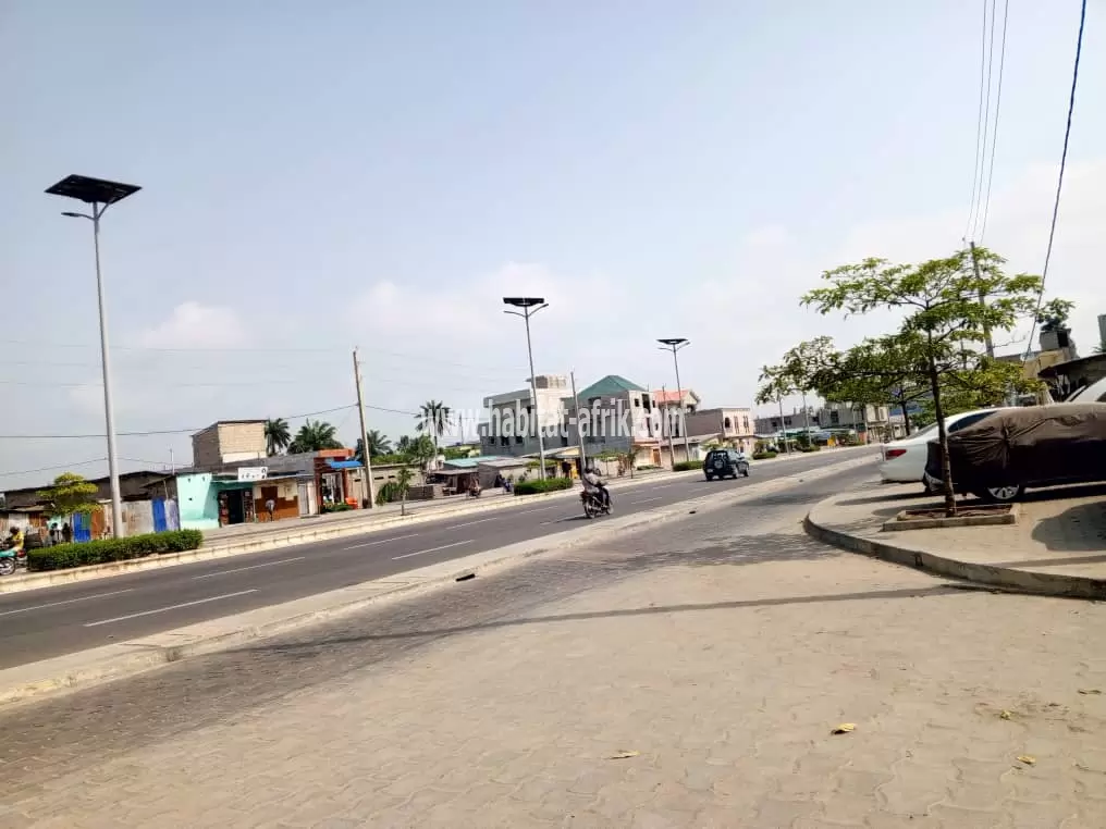 PARCELLE AU BORD DU GOUDRON ANGLE DE RUE À AKPAKPA AGBLANGANDAN LOKOKOUKOUMIN 