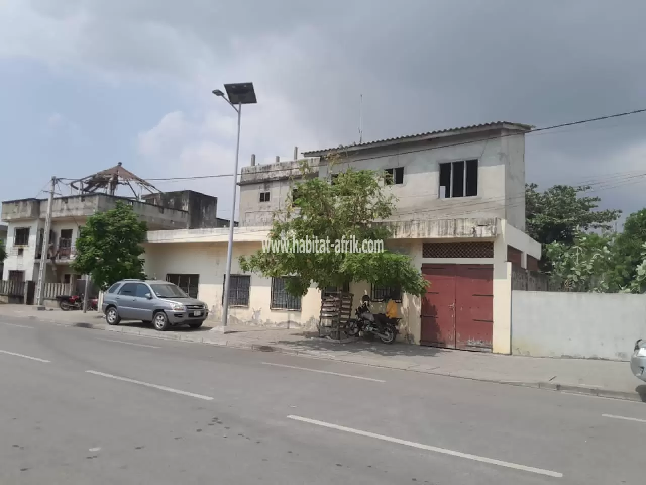 VILLA RDC AU BORD DU GOUDRON À VENDRE À GUINKOMEY COTONOU BÉNIN 