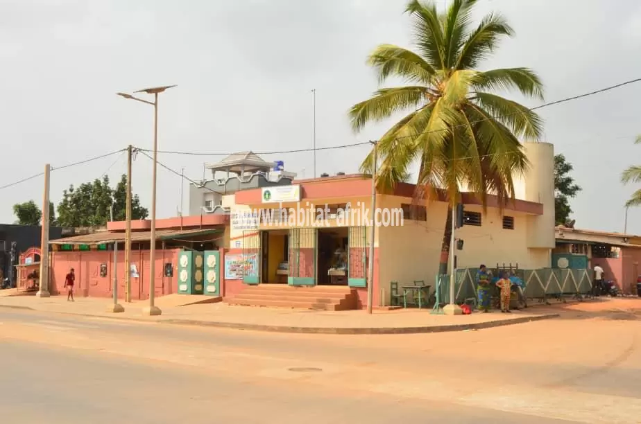 RESTAURANT DE PÂTISSERIE BOULANGERIE À VENDRE À CALAVI ZOPAH AU BORD DU GOUDRON ANGLE DE RUE 