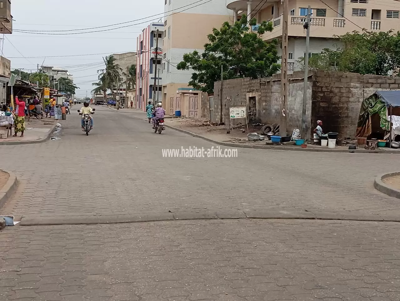 PARCELLE EN ANGLE DE RUE AU BORD DES PAVÉS À COTONOU CADJÈHOUN 