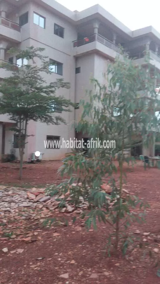 Hôtel à vendre à TANGUIÉTA NON LOIN DE LA MAIRIE AU NORD DU BÉNIN 