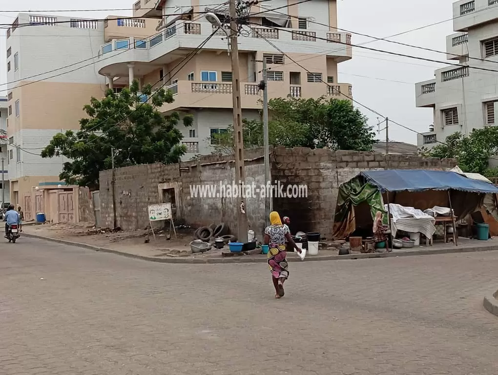 PARCELLE EN ANGLE DE RUE AU BORD DES PAVÉS À COTONOU CADJÈHOUN 